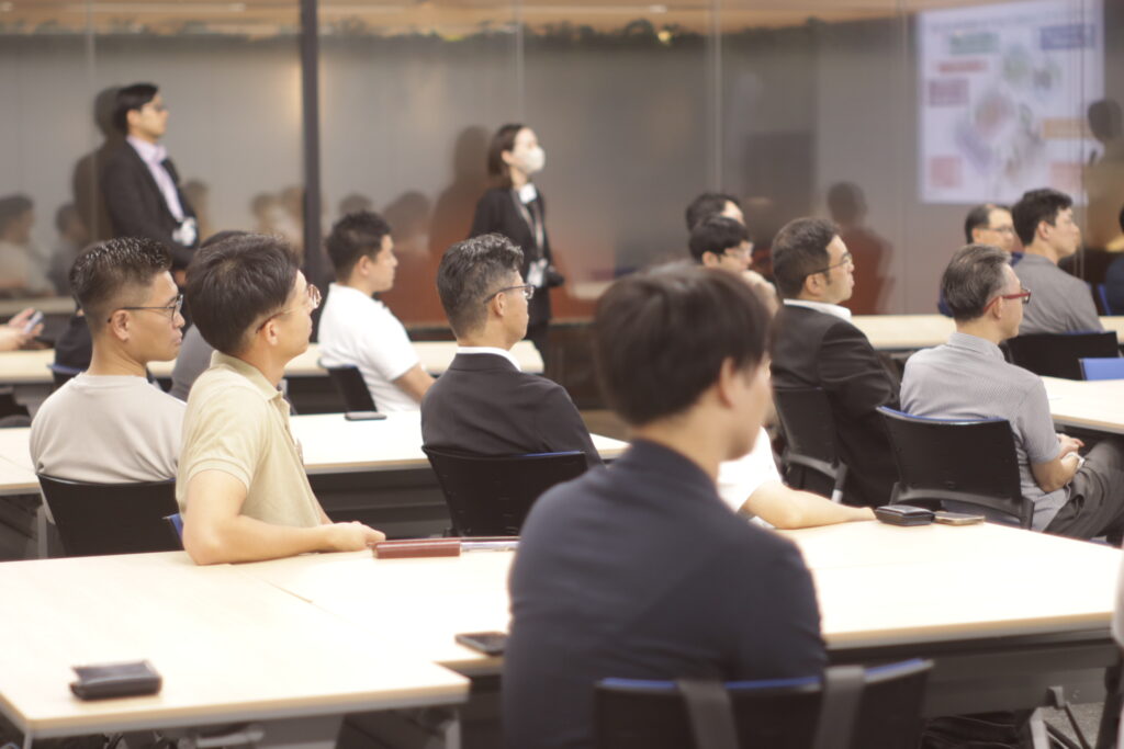 真剣に聞き入る三菱UFJ銀行・三菱UFJ信託銀行アルムナイの皆さん