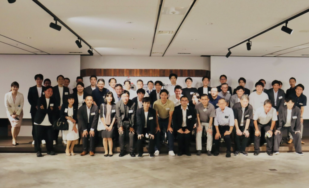 三菱UFJ銀行・三菱UFJ信託銀行 合同アルムナイイベント　イベント終了時に全員で撮影した集合写真