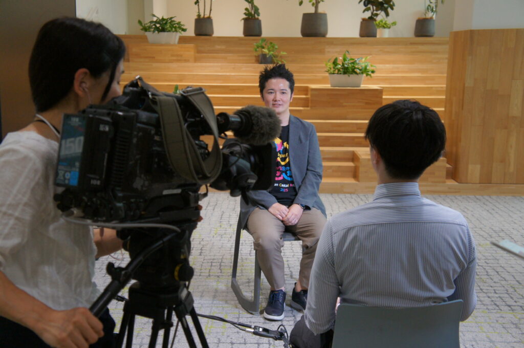 本座談会の様子は、NHK「おはよう日本」に取材いただきました。取材に応じる三瓶さん