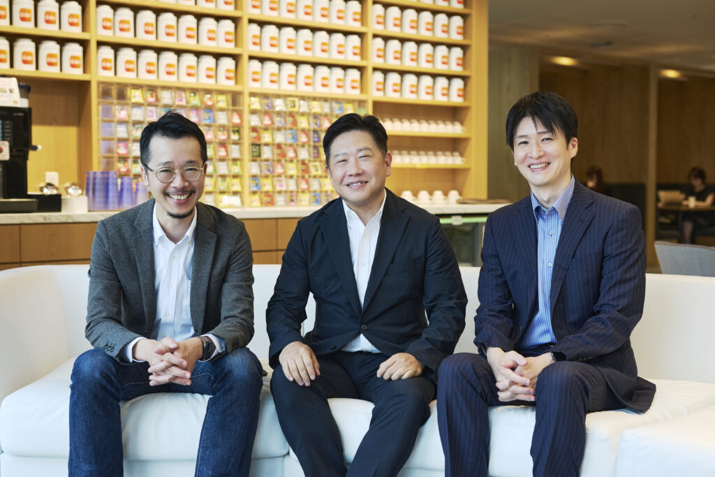 オフィスでほほ笑むGSK社員3名