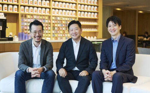 カメラに向かってほほ笑むGSK社員3名