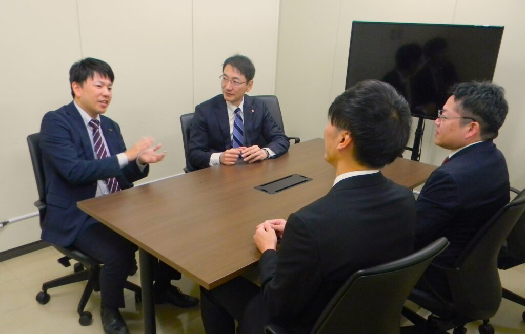 組織の変化について語る人事課の皆さん