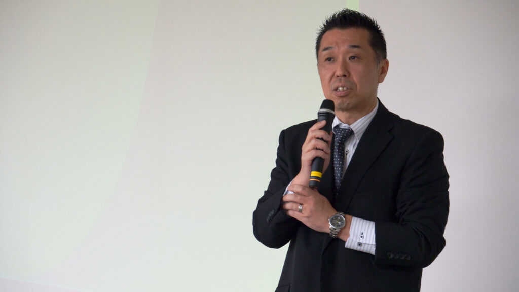 締めの挨拶をするアルムナイネットワーク運営事務局の緑川さん