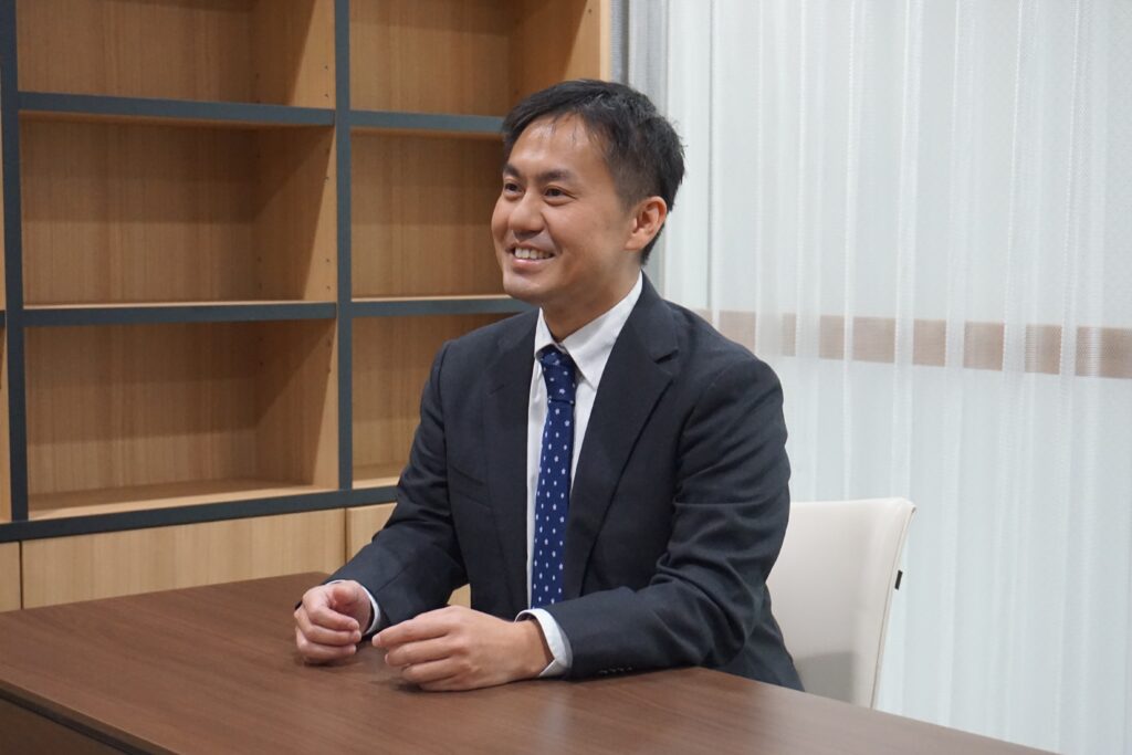 インタビューを受けるエクシオグループの小川さん