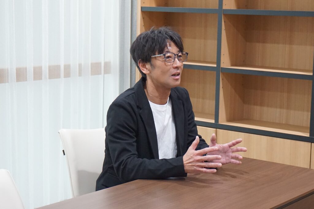 インタビューを受けるエクシオグループの平田さん