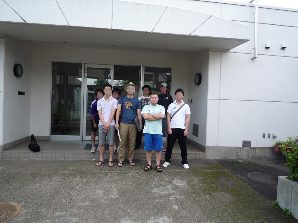 生活を共にした同僚たちと一緒の岡本さん