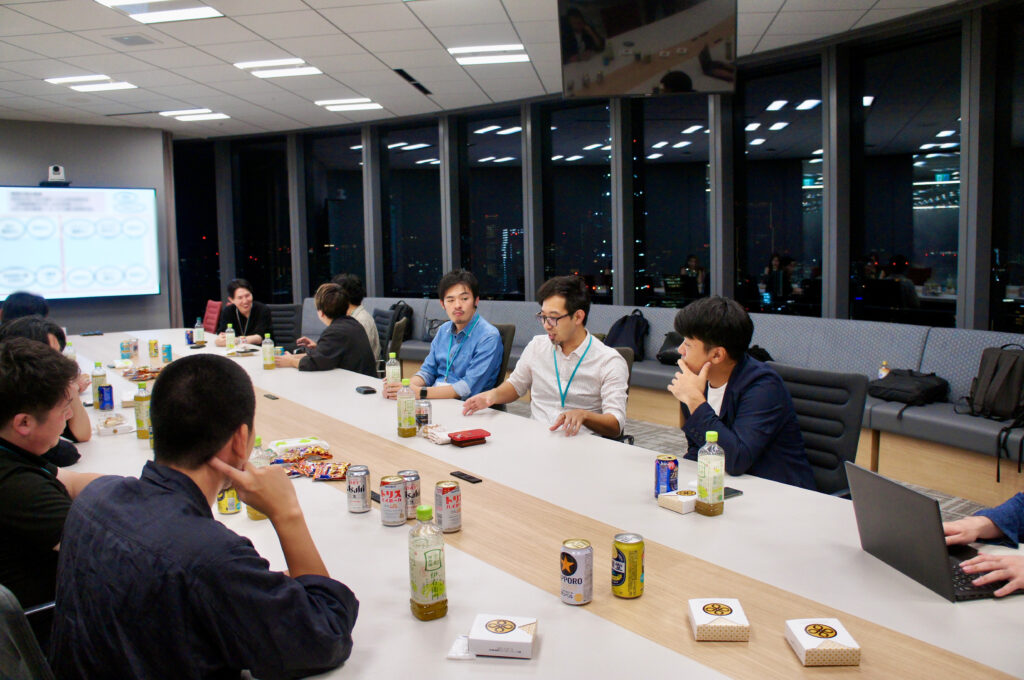 議論を交わすアルムナイと現役社員