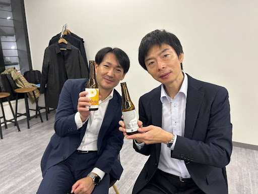 ホップジャパン社のビールで乾杯する東北電力アルムナイと事務局の松浦さん