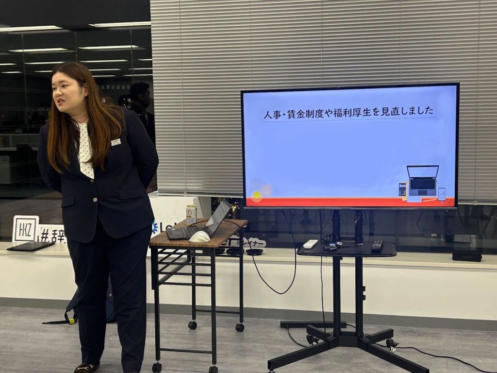 ディスプレイ横に立つ東北電力人財部 一條文佳さん