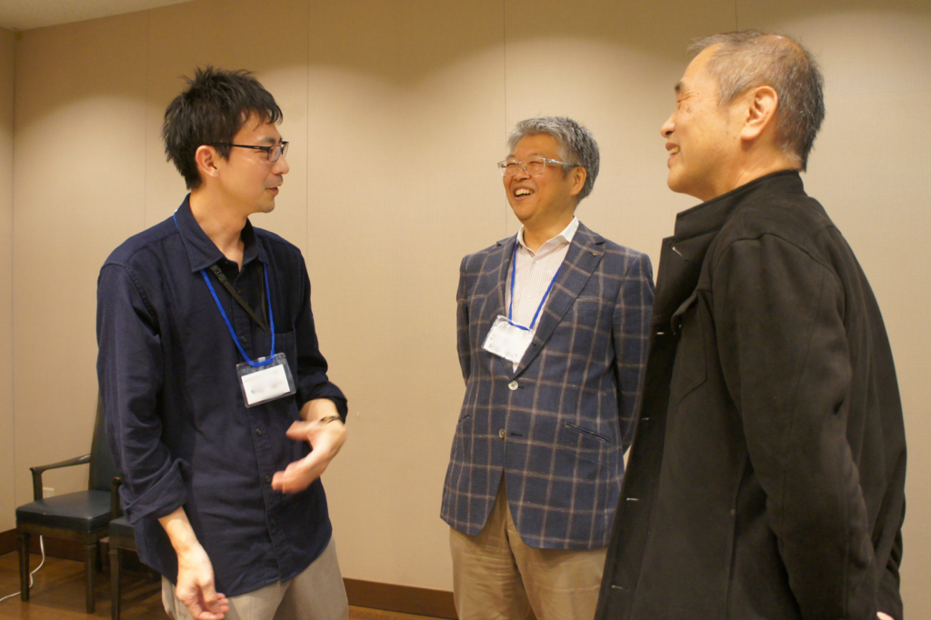 談笑する東北電力アルムナイ交流会参加者3名