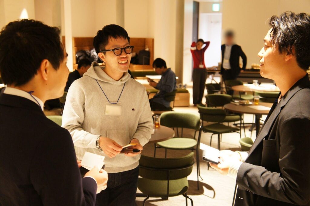 りそなグループ 第2回アルムナイ交流会での歓談中の様子