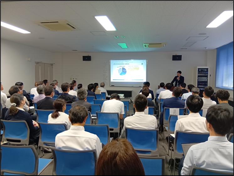 研修講師をする重松さん