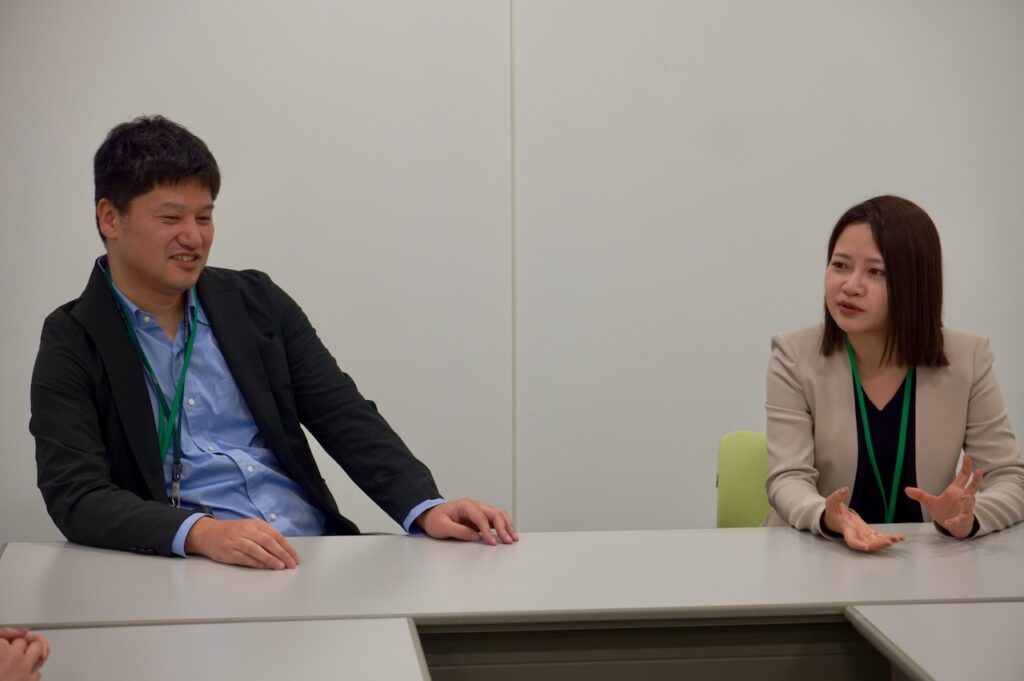 対談をしている重松さんと宮本さん