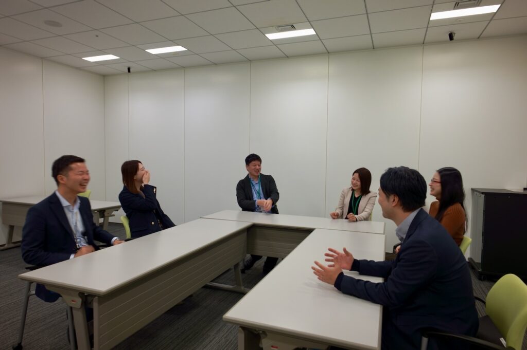 事務局メンバーとアルムナイが対談をしている様子