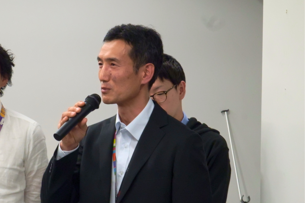 マイクを持ち話す森田さん