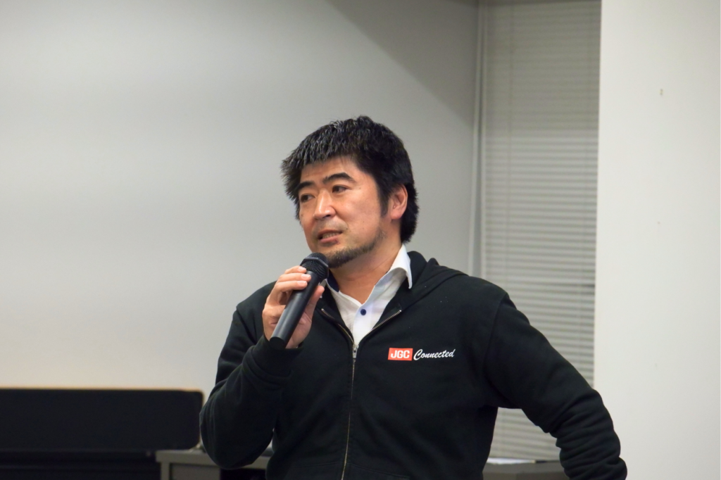 マイクを持って話すアルムナイ高野さん