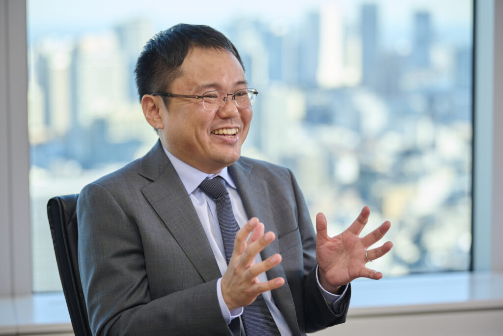 椅子に座って笑顔で話す藤波さん