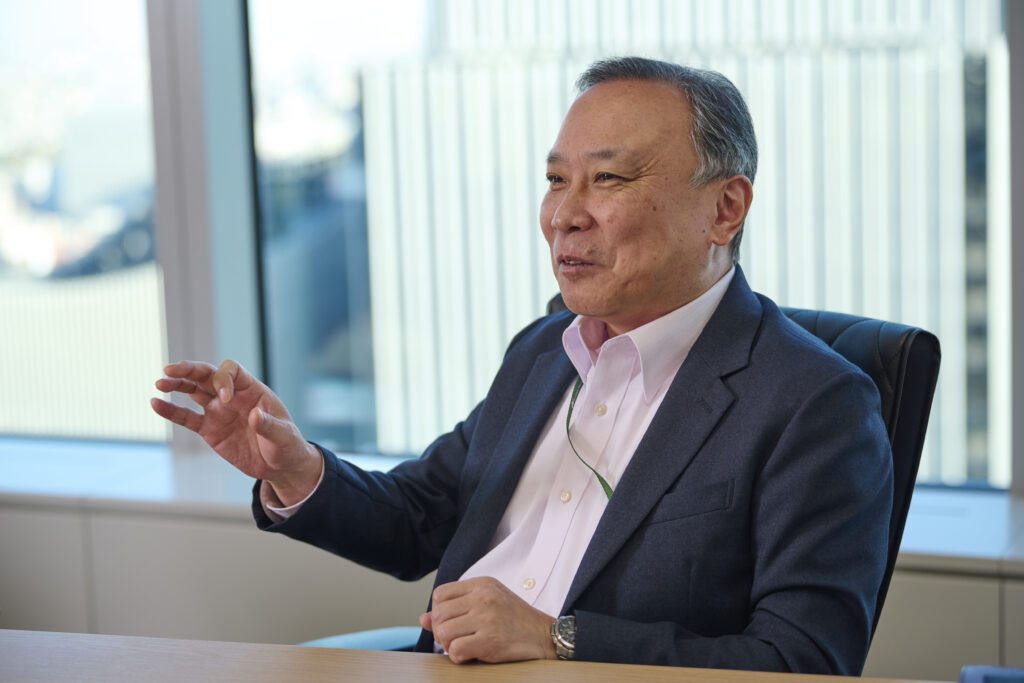 椅子に座って話す川上さん
