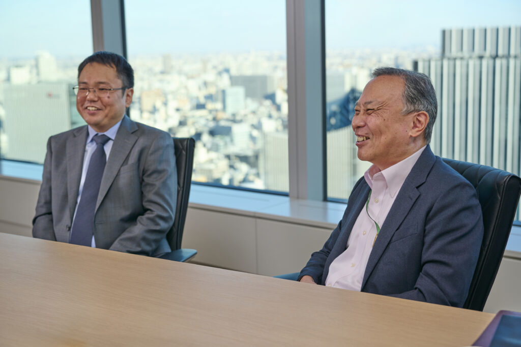 並んで笑顔でインテビューを受ける藤波さんと川上さん