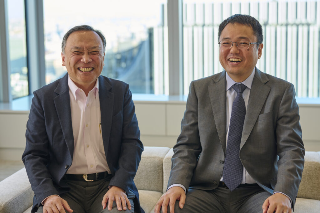 並んで笑顔で写真に写る川上さんと藤波さん