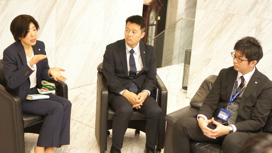 インタビューを受けている人事部の3人