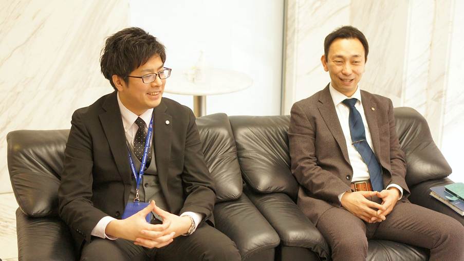 インタビューを受けている人事部の平瀬さんと小島さん
