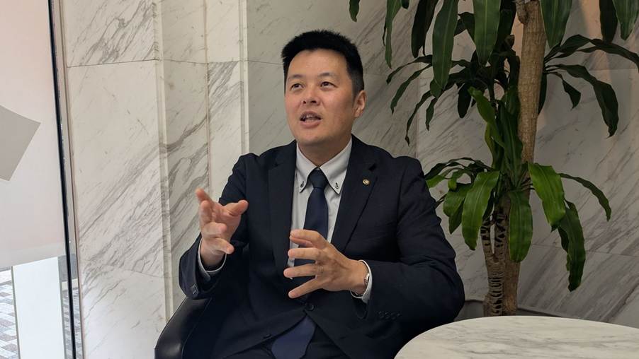 インタビューを受けている人事部の大池さん