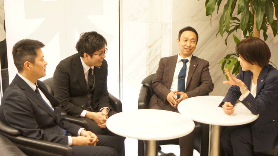 インタビュー中の人事部の4人