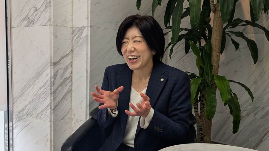 インタビューを受けている人事部の小野さん