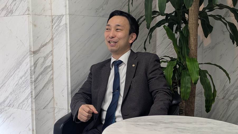 インタビューを受けている人事部の小島さん