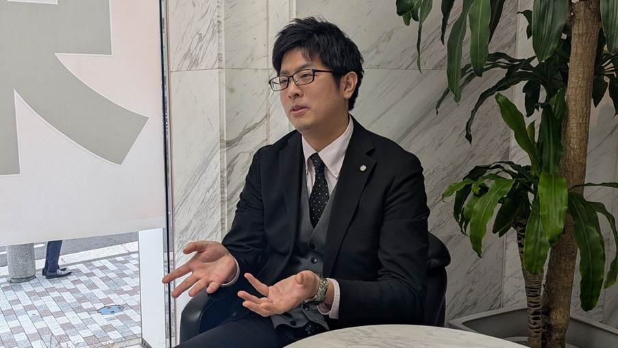 インタビューを受けている平瀬さん