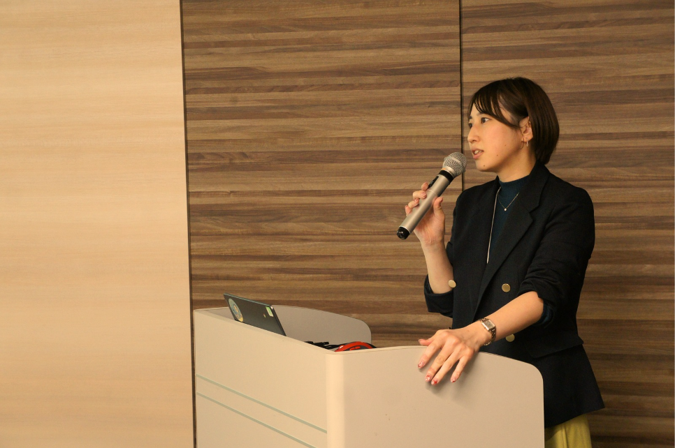説明をする事務局の高取さん