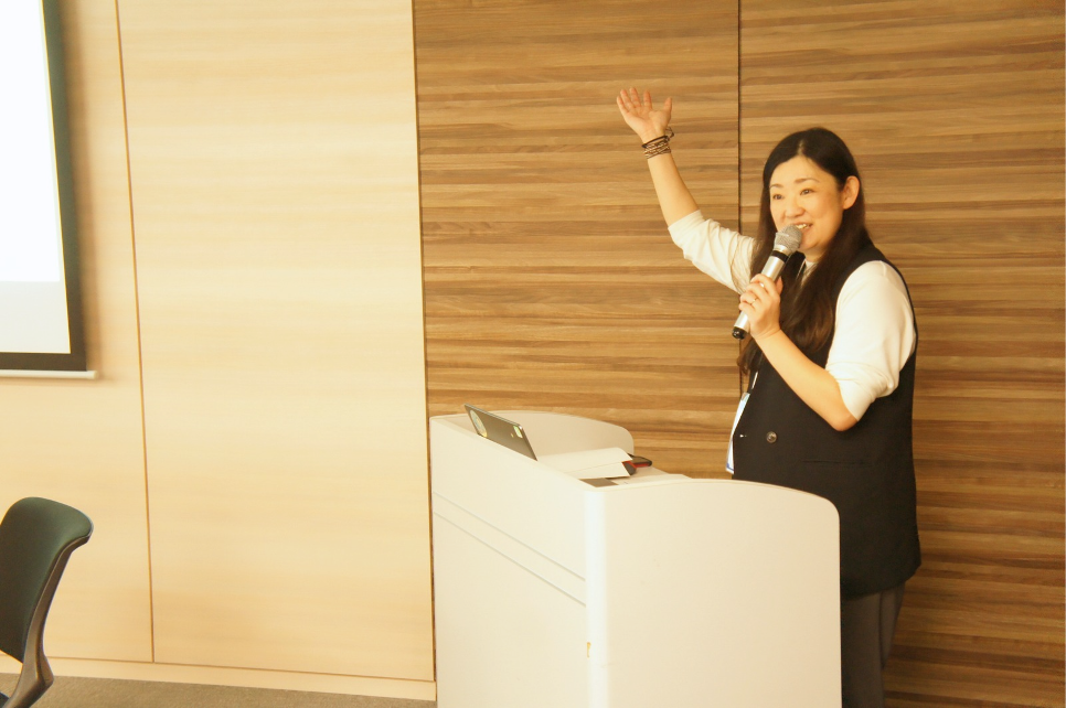 説明をする事務局の中西さん