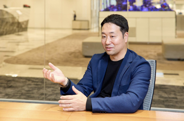 手振りも使い説明する櫻井さん