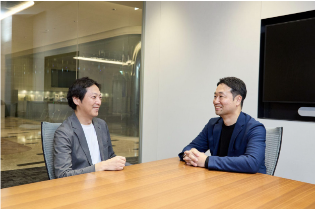 笑顔で会話する金山さんと櫻井さん