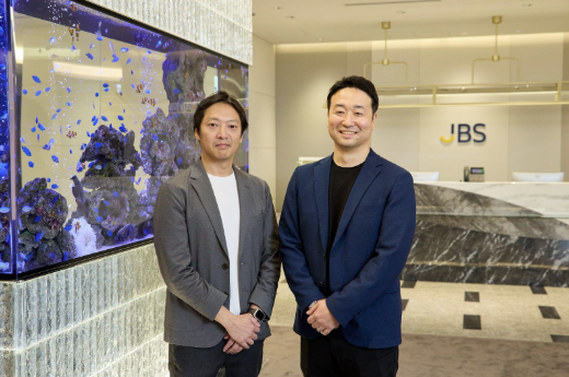 並んで立つ金山さんと櫻井さん