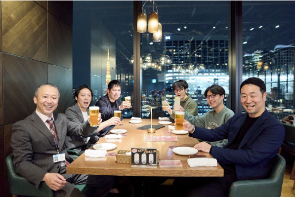 金山さん櫻井さんを含む6名がレストランでグラスを掲げている