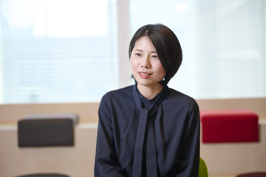 インタビューに答える牛尾さん