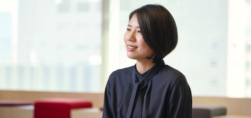 別アングルでインタビューに答える牛尾さん