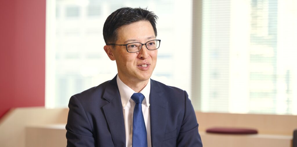 インタビューに答える秋葉さん