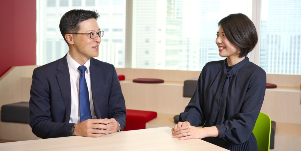 向かい合って笑顔で話す秋葉さん左と牛尾さん右